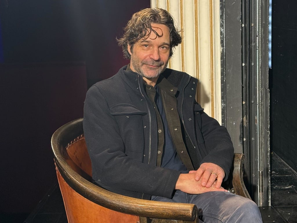 Der deutsche Dramatiker Moritz Rinke hat eine KI-Komödie geschrieben, die jetzt in Wien uraufgeführt wird.