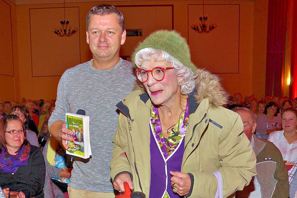 Im voll besetzten Stadtkulturhaus gab es mit Torsten Rohde die letzte öffentliche Lesung in Genthin. Hier im Bild mit Schauspielerin Anke Siefken.