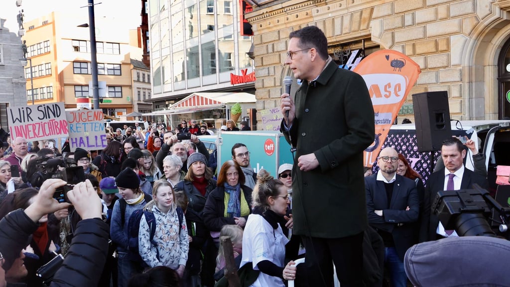Oberbürgermeister Alexander Vogt spricht auf der Demo am Marktplatz.
