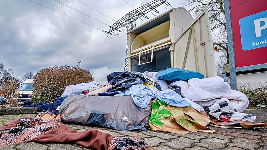 Auch andere Kommunen haben Probleme mit Altkleidern: Wie hier mit dem inzwischen beräumten Kleidercontainer in Zschornewitz.