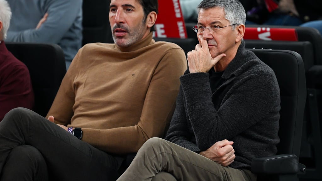 Alex Mumbru (l) muss in der WM-Qualifikation auf viele Spieler verzichten. (Archivbild)