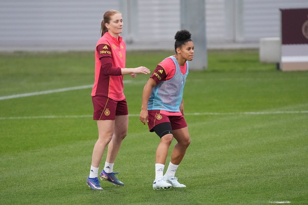 Sjoeke Nüsken (l.) und Shekeira Martinez: England-Profis beim DFB-Training.