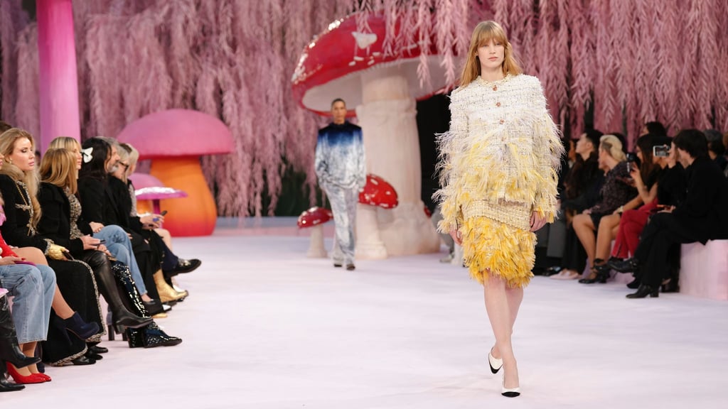 Ganz schön extravagant: Outfits mit Federn sind jetzt häufiger zu sehen. Hier eine Kreation aus der Chanel Frühjahr/Sommer 2026 Haute Couture-Kollektion.