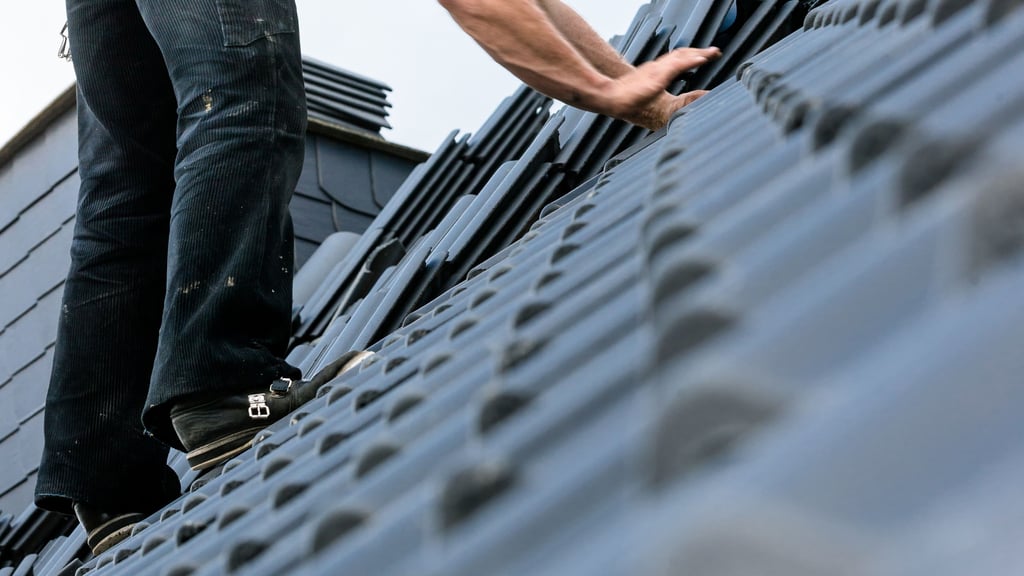 Die Polizei im Burgenlandkreis rät: Eigentümer sollten keine Wanderarbeiter aufs Dach lassen oder sie mit anderen Dienstleistungen beauftragen (Symbolfoto).