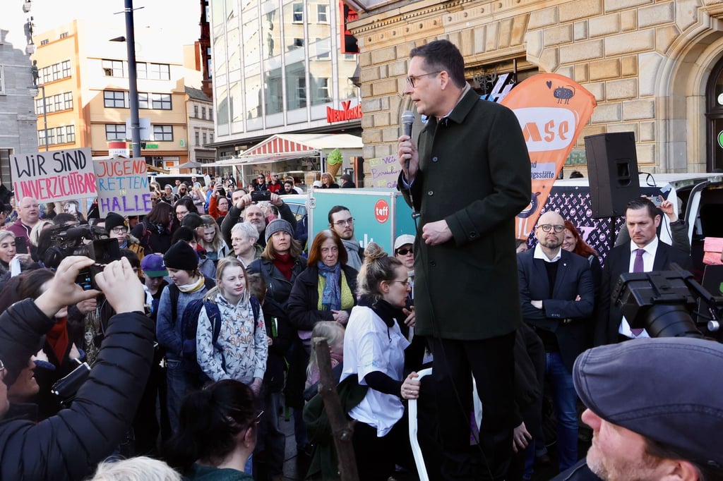 Oberbürgermeister Alexander Vogt spricht auf der Demo am Markplatz.