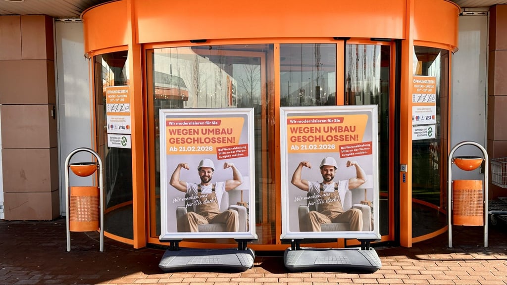 Möbel Kraft in Halle-Peißen ist seit einer Woche zwar geschlossen, soll aber schon bald wieder öffnen. Der ursprünglich geplante Umbau ist abgeblasen.