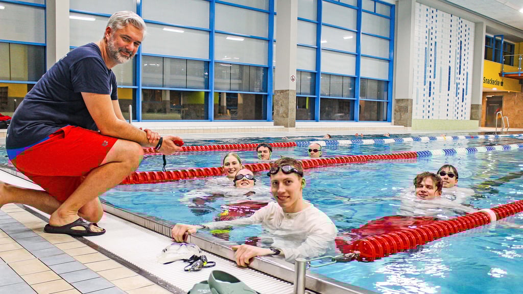 Rettungsschwimmer und Trainer Marcus Gratzke gibt seinen Schützlingen Tipps und Anweisungen im Haldensleber Rollibad. 