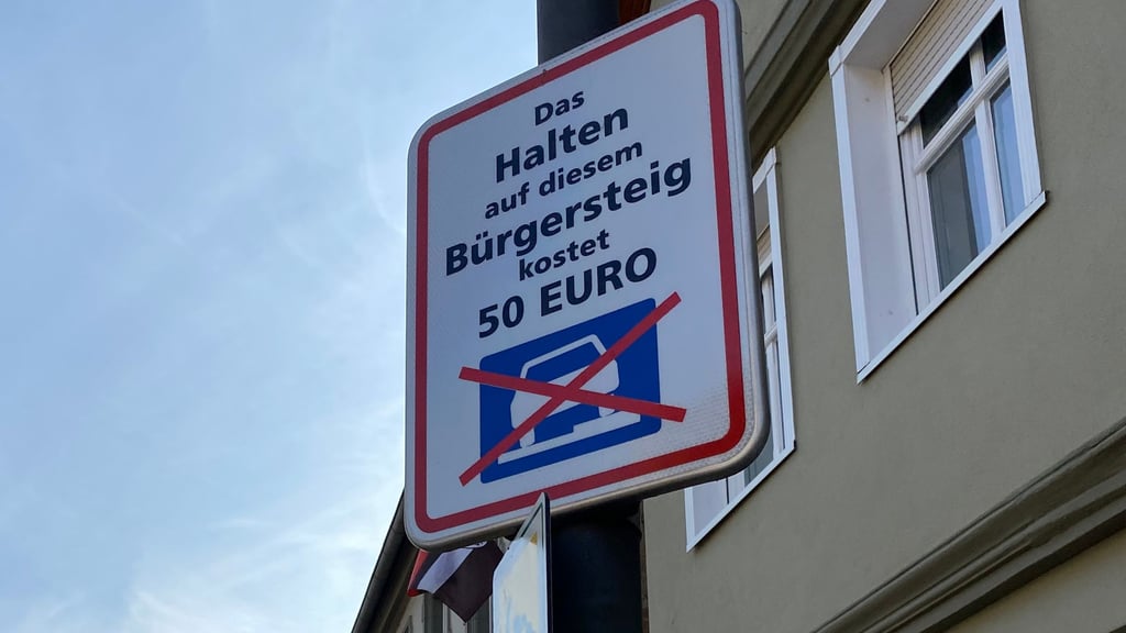 In der Innenstadt von Osterburg warnen Hinweisschilder jetzt Falschparker vor dem drohenden Bußgeld.
