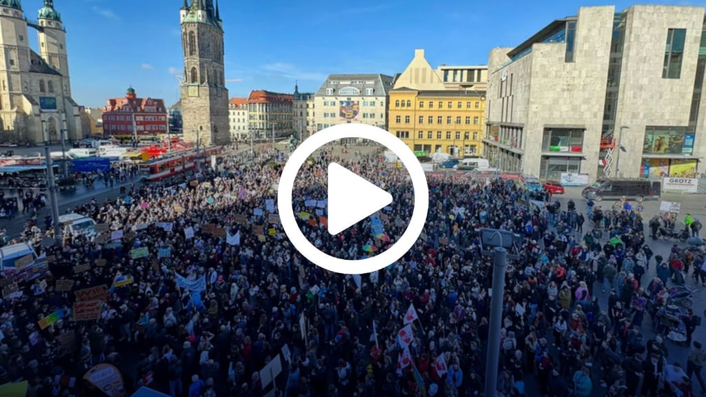 Eine große Menschenmenge hat sich am Mittwoch auf dem Marktplatz versammelt, um gegen die drohenden Schließungen zahlreicher sozialer Träger zu demonstrieren.