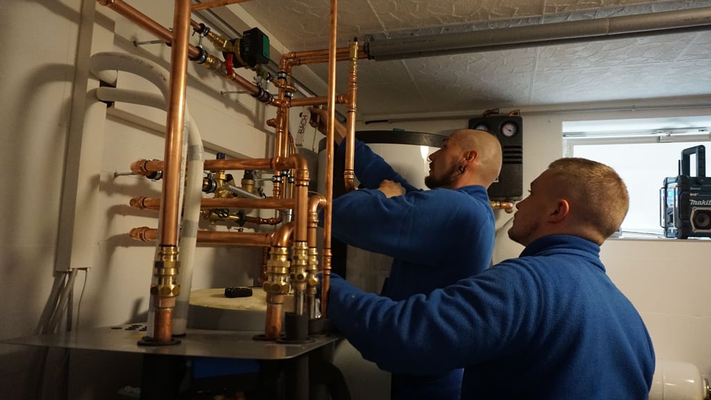 Installateure der Firma Gebhard aus Wiederstedt (Mansfeld-Südharz) bauen eine Wärmepumpe ein. Künftig rechnet das Unternehmen wieder mit einem steigenden Absatz von Öl- und Gaskesseln.