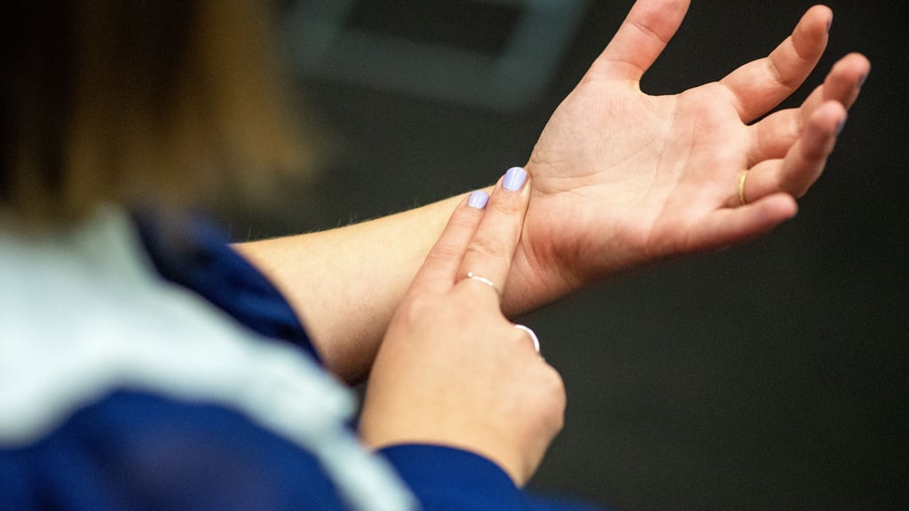 Zwei Finger, 30 Sekunden zählen, mal zwei nehmen – fertig ist der Minutenpuls. Wichtig: Nicht mit dem Daumen messen, der hat seinen eigenen Takt.