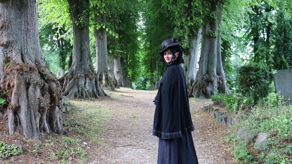 Anja Kretschmer schlüpft fürs „Friedhofsgeflüster“ stets in eine historische Rolle. 