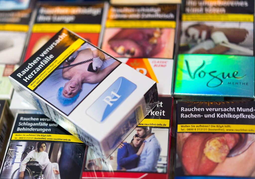 Vor zehn Jahren beschloss der Bundestag: Auf allen Zigarettenschachteln müssen Warnbilder und -hinweise abgedruckt werden. (Symbolbild)