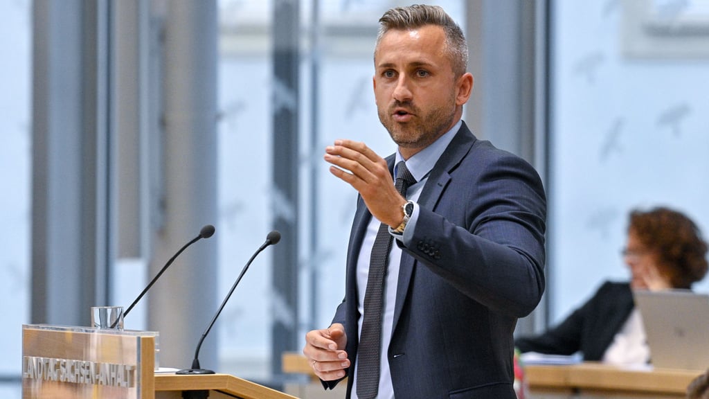 AfD-Landtagsfraktionschef Ulrich Siegmund kritisiert Fehlplanungen und -kalkulationen bei staatlichen Bauten.