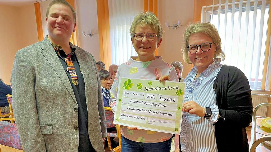Heike Ostrowski (rechts) mit Pfarrerin Rebekka Prozell (l.) und Nadine Albert vom Ambulanten Hospizdienst Genthin-Jerichow-Havelberg. 