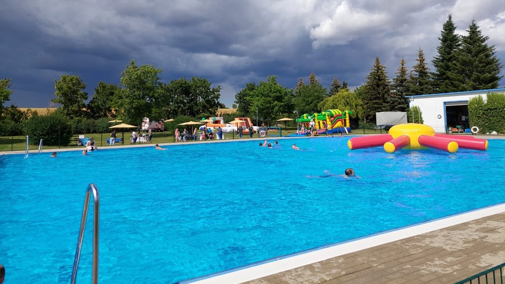 Die dunkeln Wolken über dem Freibad in Klein Wanzleben täusche, hier findet demnächst eine umfangreiche Sanierung statt.