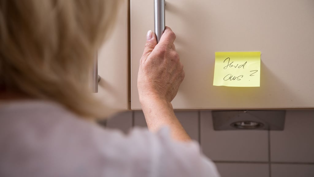 Wenn Demenz den Alltag verändert, müssen auch Verträge mitziehen. Haftpflicht, Hausrat, Unfall: Diese drei Policen gehören auf den Prüfstand.