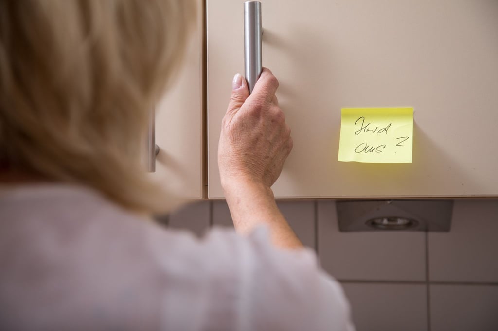 Wenn Demenz den Alltag verändert, müssen auch Verträge mitziehen. Haftpflicht, Hausrat, Unfall: Diese drei Policen gehören auf den Prüfstand.