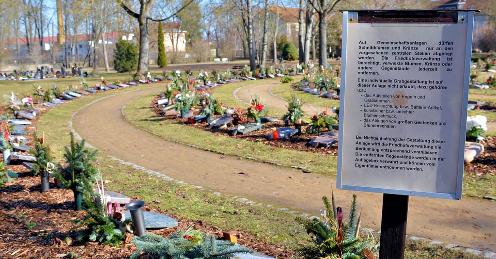 Nach Meinung von Steinmetzmeister Christian Elstner müssten - abgesehen von den an sich sehr hohen Friedhofsgebühren allgemein - Wahlurnengräber  im Vergleich zu  Urnengemeinschaftsanlagen wie hier in Leopoldshall preiswerter sein. Bei Wahlgräbern würden sich die Hinterbliebenen nämlich um die Pflege kümmern.