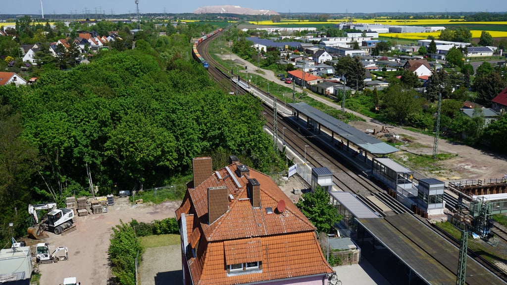 Am Wolmirstedter Bahnhof werden demnächst auch die Bahnsteige verbreitert. Dieses Foto stammt aus dem Jahr 2023, als das Bahnhofsgebäude neu eröffnet wurde.