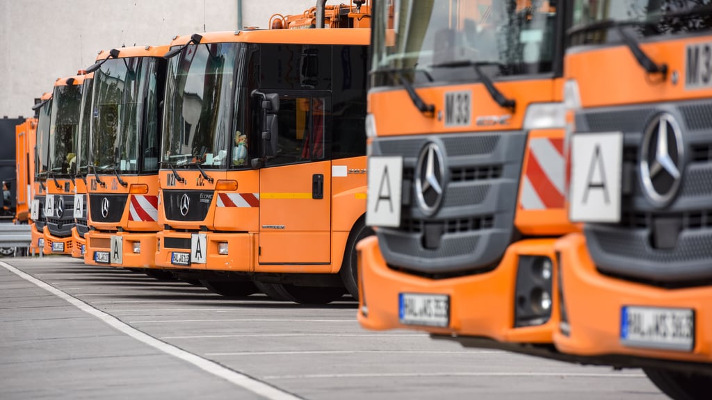 Fahren in ganz Halle Abfall ab: Entsorgungsautos aus der Flotte der Stadtwirtschaft
