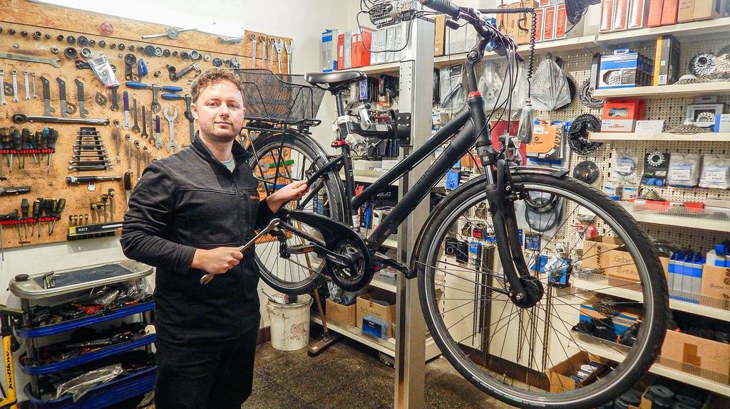 In der Burgstraße beim Fahrradgeschäft Toma Bike werden Fahrräder auch repariert. Mitarbeiter Mikloš Woidt erklärt, warum man seinen Drahtesel nach dem Winter zur Inspektion bringen sollte.