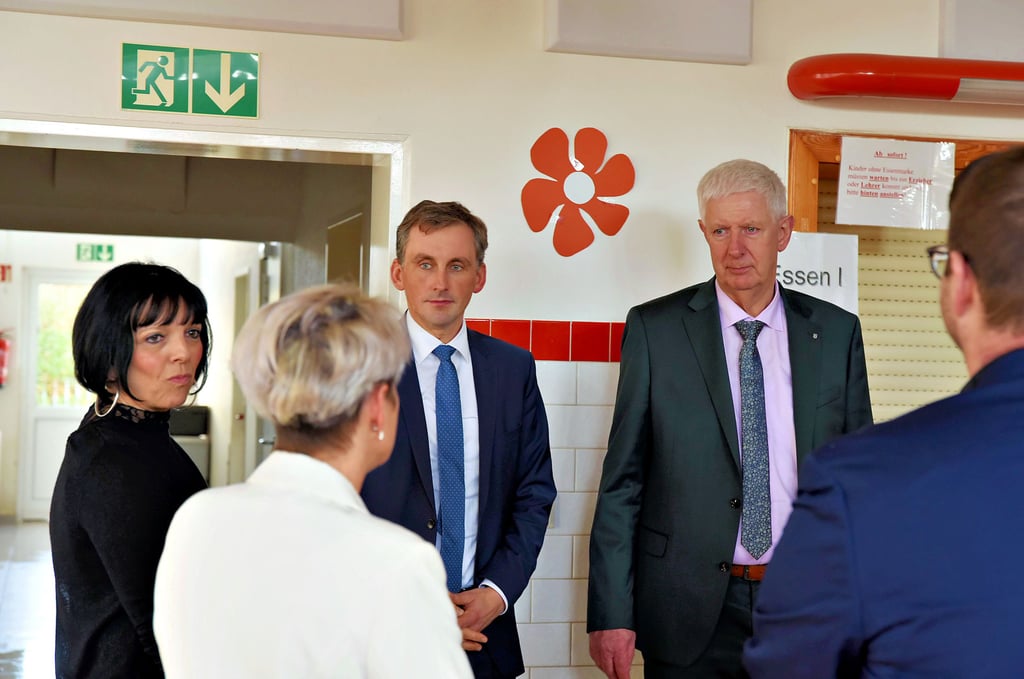 Oberbürgermeisterin Christina Buchheim (2.v.l.) im Gespräch mit Schulleiterin Sandy Hammer, Minister Jan Riedel und Olaf Feuerborn