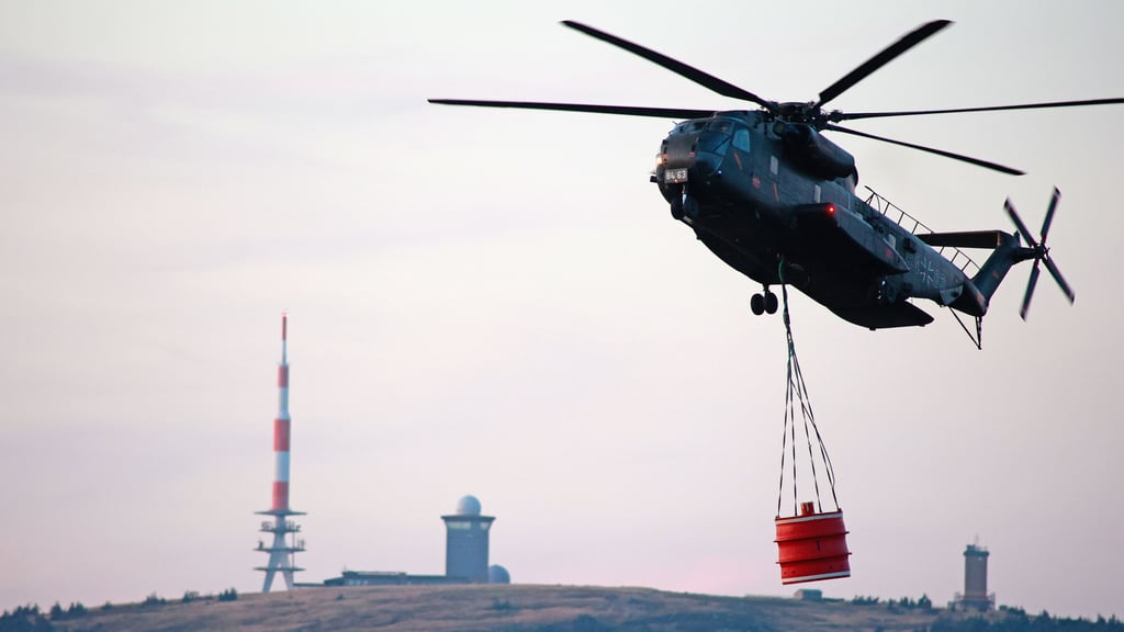 Die Bundeswehr unterstützte die Löscharbeiten beim Brockenbrand im Spätsommer 2024 mit Hubschraubern. 