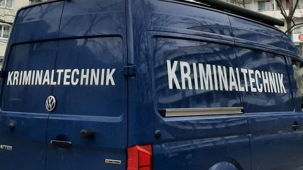 Ein Fahrzeug der Kriminaltechnik im Einsatz in Halle-Neustadt. Auch nach den Bränden in der Sangerhäuser Gartenanlage wurden Spuren gesichert.