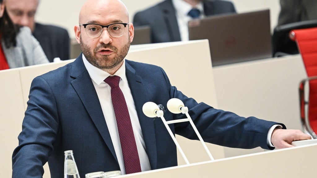 Brandenburgs Innenminister René Wilke (SPD) weist Kritik der AfD gegen die Arbeit des Verfassungsschutzes zurück.