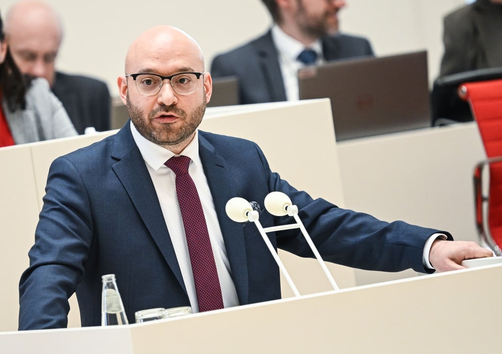 Brandenburgs Innenminister René Wilke (SPD) weist Kritik der AfD gegen die Arbeit des Verfassungsschutzes zurück.