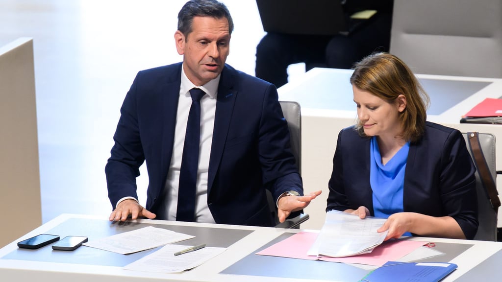 Für Ministerpräsident Olaf Lies (SPD) und seine Stellvertreterin Julia Willie Hamburg (Grüne) wird es politisch enger: Laut Umfrage hätte Rot-Grün derzeit keine Mehrheit mehr im Landtag. (Archivbild)