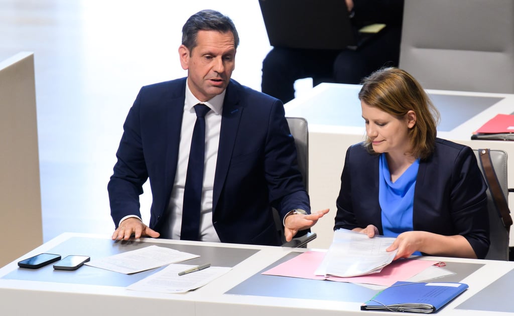 Für Ministerpräsident Olaf Lies (SPD) und seine Stellvertreterin Julia Willie Hamburg (Grüne) wird es politisch enger: Laut Umfrage hätte Rot-Grün derzeit keine Mehrheit mehr im Landtag. (Archivbild)