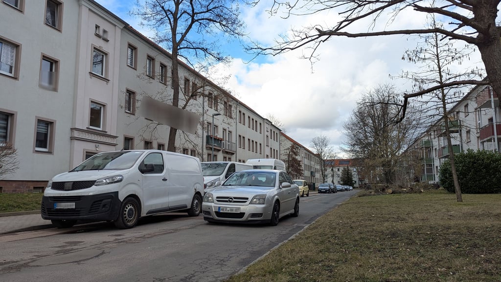 Ein Auto hat genug Platz im Bergmannsring in Merseburg, doch zwei Fahrzeuge, die sich entgegenkommen, das wird schon schwierig.