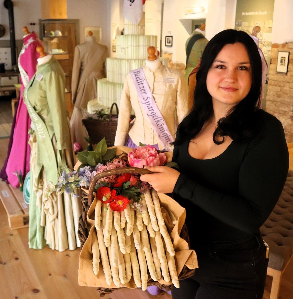 Sie repräsentiert als neue Spargelkönigin die Stadt Beelitz: Emely Friedrich.