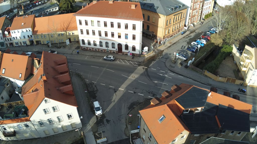 Der Knoten Hallesche Straße/Bahnhofstraße/Landwehr wird zu einem Kreisverkehr umgebaut. 