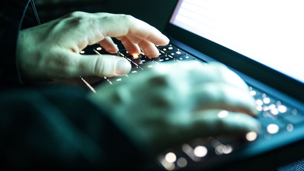 Die Polizei hat Computer, Handys und Speichermedien beschlagnahmt. (Symbolbild)