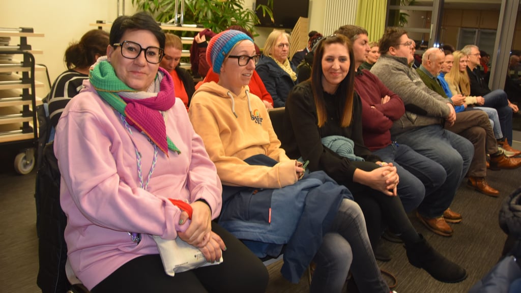 Eltern verfolgen die Sitzung des Verbandsgemeinderates: Nach der abgemilderten Erhöhung der Kita- und Hortgebühren zeigen sich viele erleichtert. Nancy Krehl (vorn, 3.v.l.) hatte sich im Vorfeld mit anderen Eltern aktiv gegen die ursprünglichen Pläne engagiert.