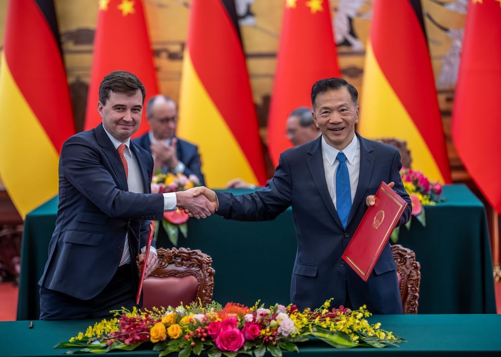 DFL-Geschäftsführer Steffen Merkel (l) und Shen Haixiong, Präsident der China Media Group CMG, nach der Unterzeichnung der Absichtserklärung.