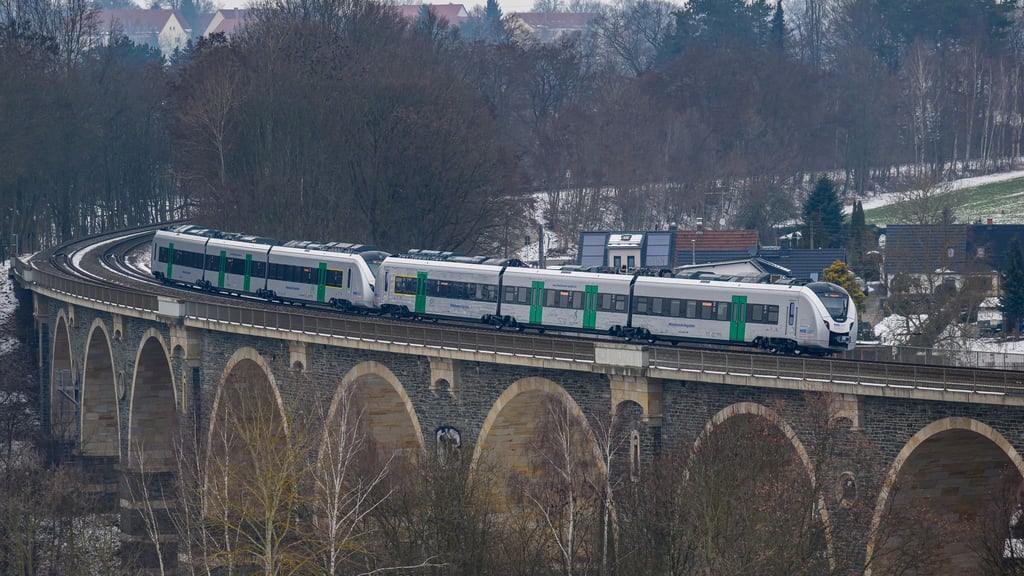Seit vielen Jahren wird um den Ausbau der Bahnstrecke Leipzig-Chemnitz gerungen.