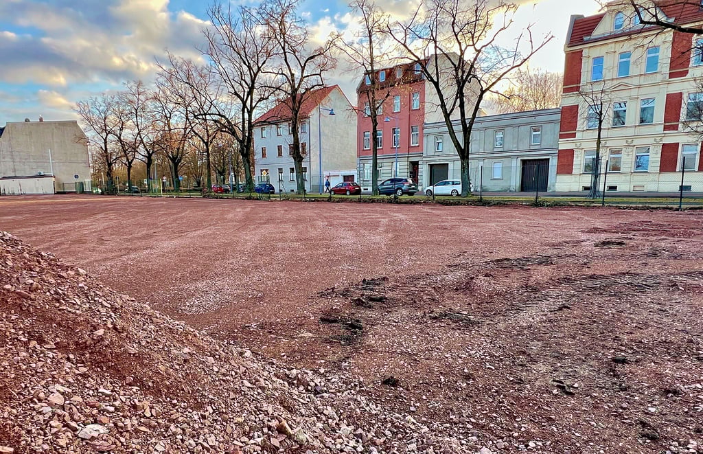 An der Bahnhofstraße ließ die Stadt Bernburg Anfang des Jahres nicht mehr genutzte Kleingärten abreißen. Die planierte Fläche soll Bewohnern des während des Sachsen-Anhalt-Tages gesperrten Festgebietes in der Innenstadt zum Parken ihrer Fahrzeuge zur Verfügung gestellt werden.