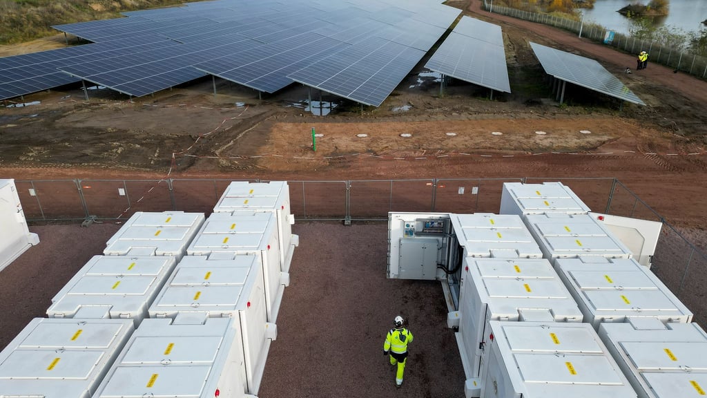 Ende vergangenen Jahres wurde in Zerbst ein Solarpark mit 88 Batteriespeichern eröffnet - ein Beispiel für den Ausbau der Speicher im Land. (Archivbild)