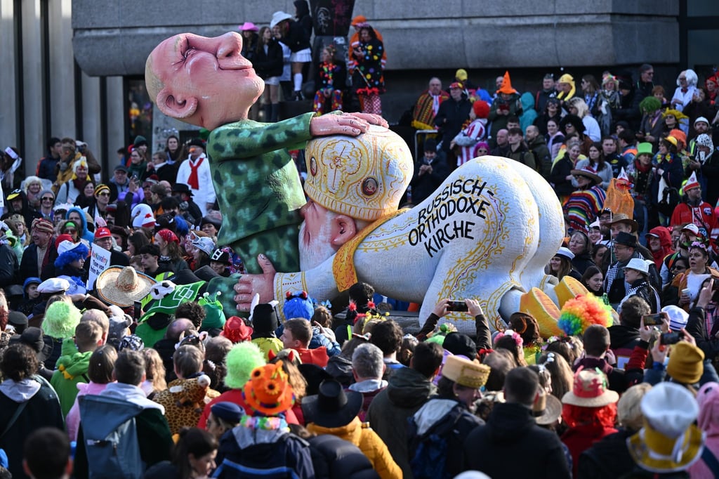 Besonders ein zwischen Kremlchef Wladimir Putin und Patriarch Kirill als Karikatur dargestellter Oralverkehr ist Gegenstand des umstrittenen Gerichtsverfahrens gegen den Karnevalisten Jacques Tilly. (Archivbild)