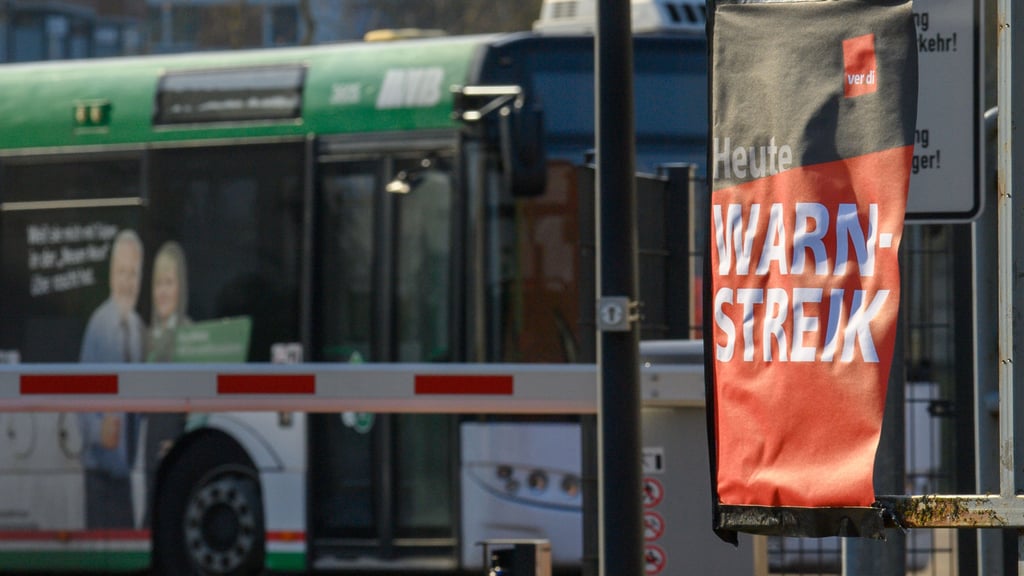 Ein Plakat mit der Aufschrift „Heute Warnstreik“ hängt vor der Zufahrtsschranke eines Betriebshofes der Magdeburger Verkehrsbetriebe (MVB). Die Gewerkschaft Verdi hat zu einem Warnstreiks im kommunalen Nahverkehr aufgerufen.