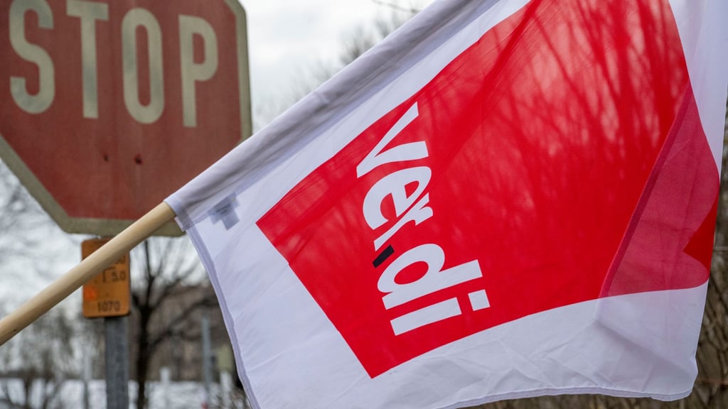 Ein erneuter Warnstreik im Nahverkehr betrifft am Freitag in Augsburg auch Tausende Fußball- und Eishockey-Fans. (Archivbild)