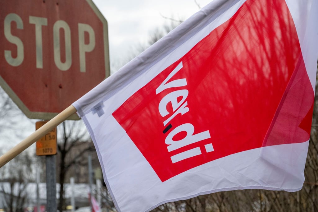 Ein erneuter Warnstreik im Nahverkehr betrifft am Freitag in Augsburg auch Tausende Fußball- und Eishockey-Fans. (Archivbild)