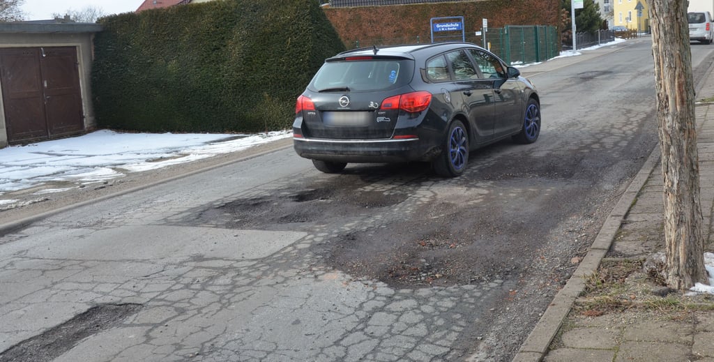 Der Winter hat in Oschersleben tiefe Schlaglöcher hinterlassen, wie hier im Damaschkeweg.