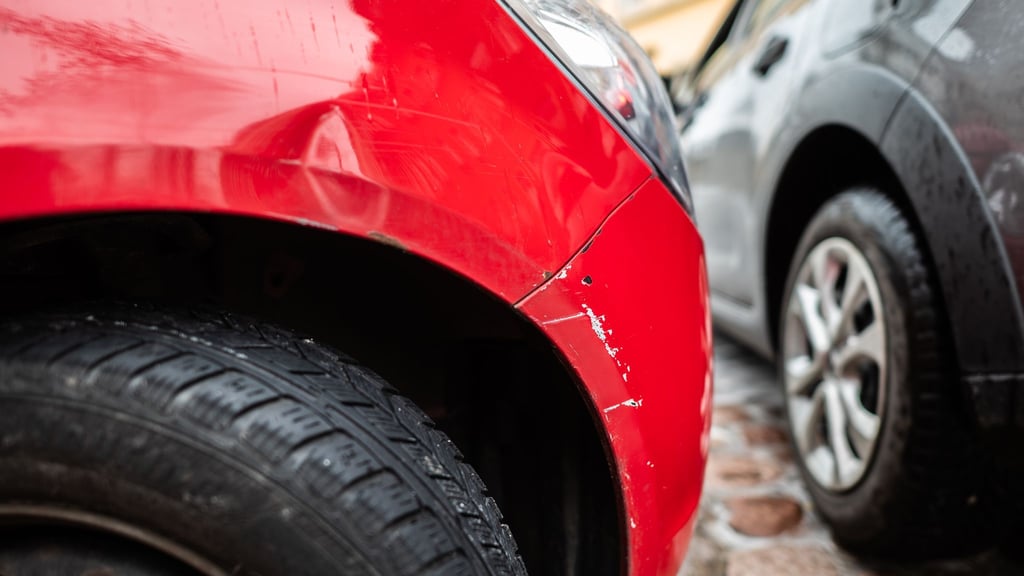 Das soll repariert werden: Aber was tun, wenn die gegnerische Versicherung nicht auf die Aufforderung zur Regulierung des Schadens reagiert?