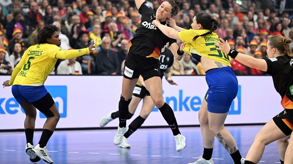 Marcela Santos Arounian (Brasilien/r. ) wechselt zum Thüringer HC. (Archivbild)