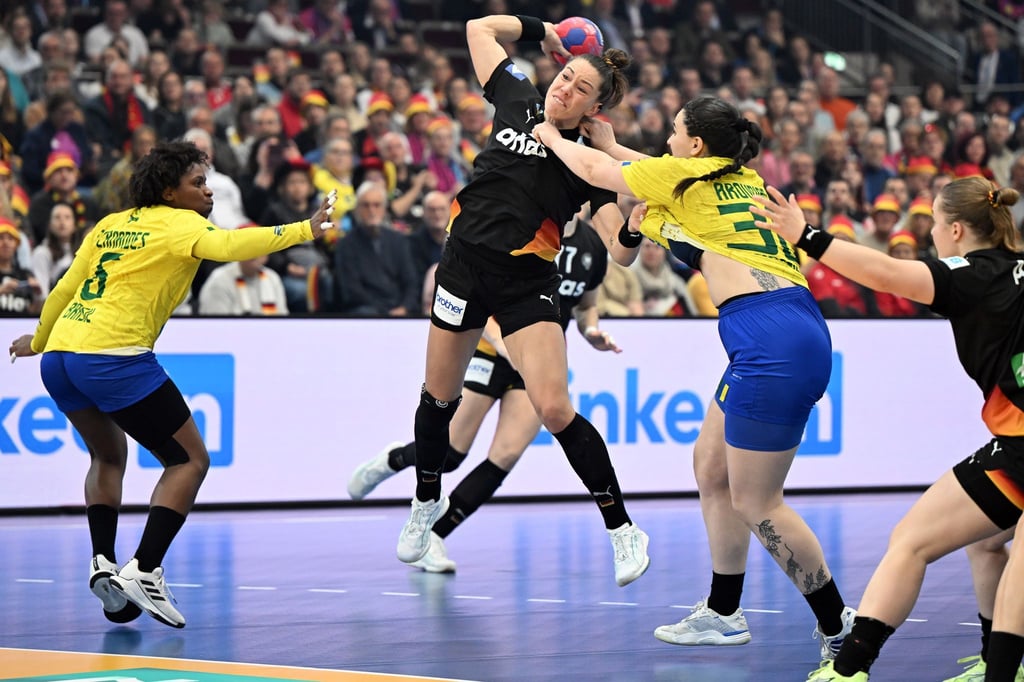 Marcela Santos Arounian (Brasilien/r. ) wechselt zum Thüringer HC. (Archivbild)